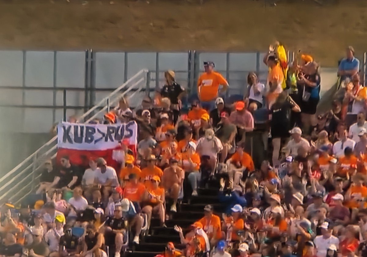 mrcziolkowski's tweet photo. Nadrabiam kwalifikacje na Hungaroringu, a tam po Q2 ujęcie na trybuny i TO XD #ElevenF1 https://t.co/v5cW5EblLl