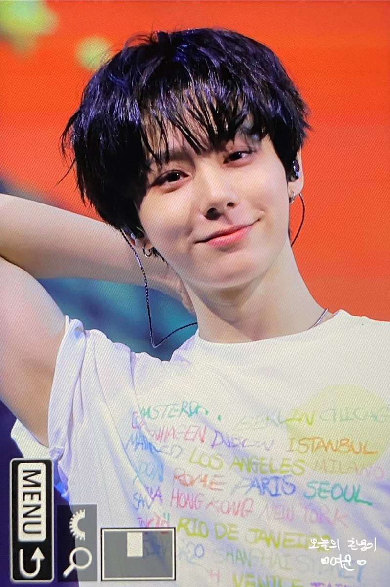 Stay_in_Dream's tweet photo. 260725 #오늘의환웅이

태풍이 뭐라고 우리 사이를 갈라놔.

#원어스 #환웅 #ONEUS #HWANWOONG https://t.co/JqZ9SB7WXM