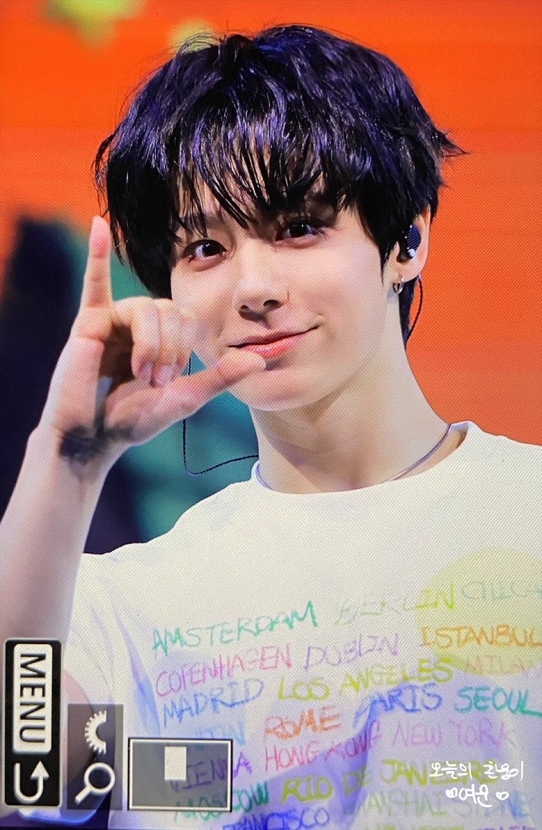 Stay_in_Dream's tweet photo. 260725 #오늘의환웅이

태풍이 뭐라고 우리 사이를 갈라놔.

#원어스 #환웅 #ONEUS #HWANWOONG https://t.co/JqZ9SB7WXM