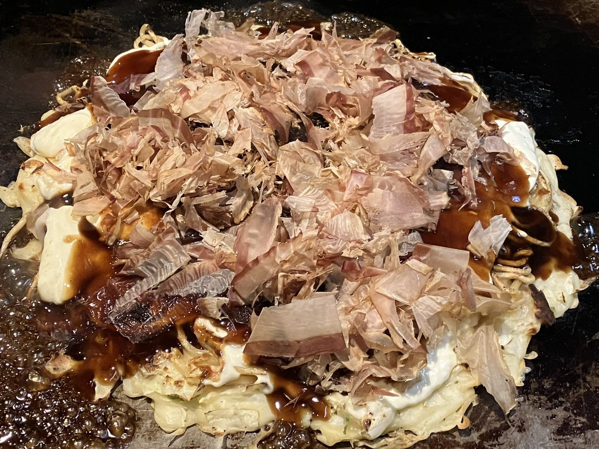 makimills's tweet photo. 金曜、将月のジャンボイカモダン焼きゴッツ美味かった🍜ピザのLぐらいのデカさで食われへんでお土産持ち帰り🍜冷蔵庫から出して残りを食う🍜おたふくソースかけて米と🍜 https://t.co/hOiJfLw1KC