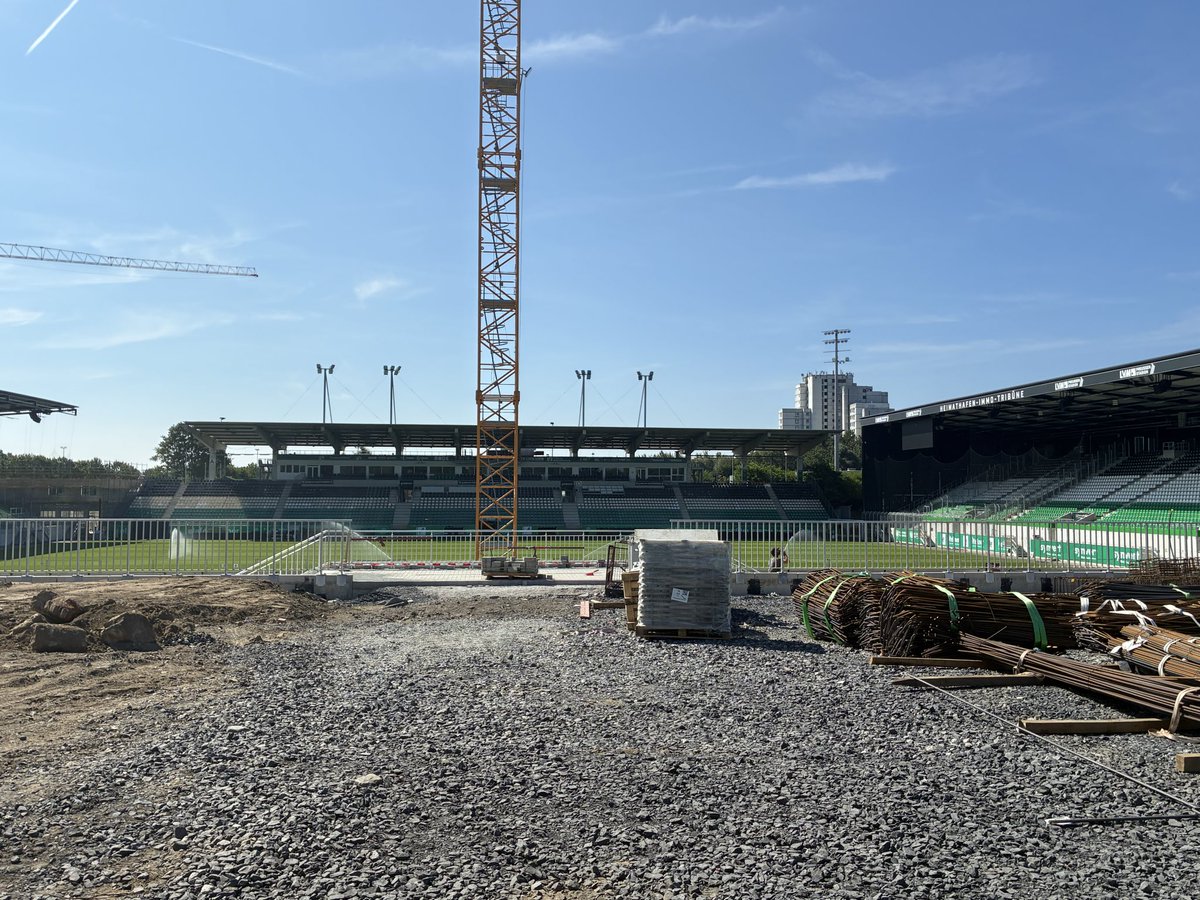 Dirk_vanderMeij's tweet photo. Na het prachtig nieuwe stadion van @SCCambuurLwd speelt @Preussen06 straks in een hernieuwd stadion. Afgelopen seizoen nog gedegradeerd uit de @ZweiteB, maar dit nieuwe onderkomen vraagt om een snelle terugkeer op het tweede niveau. #preussenmünster #münster https://t.co/XkUxaqbv7Z