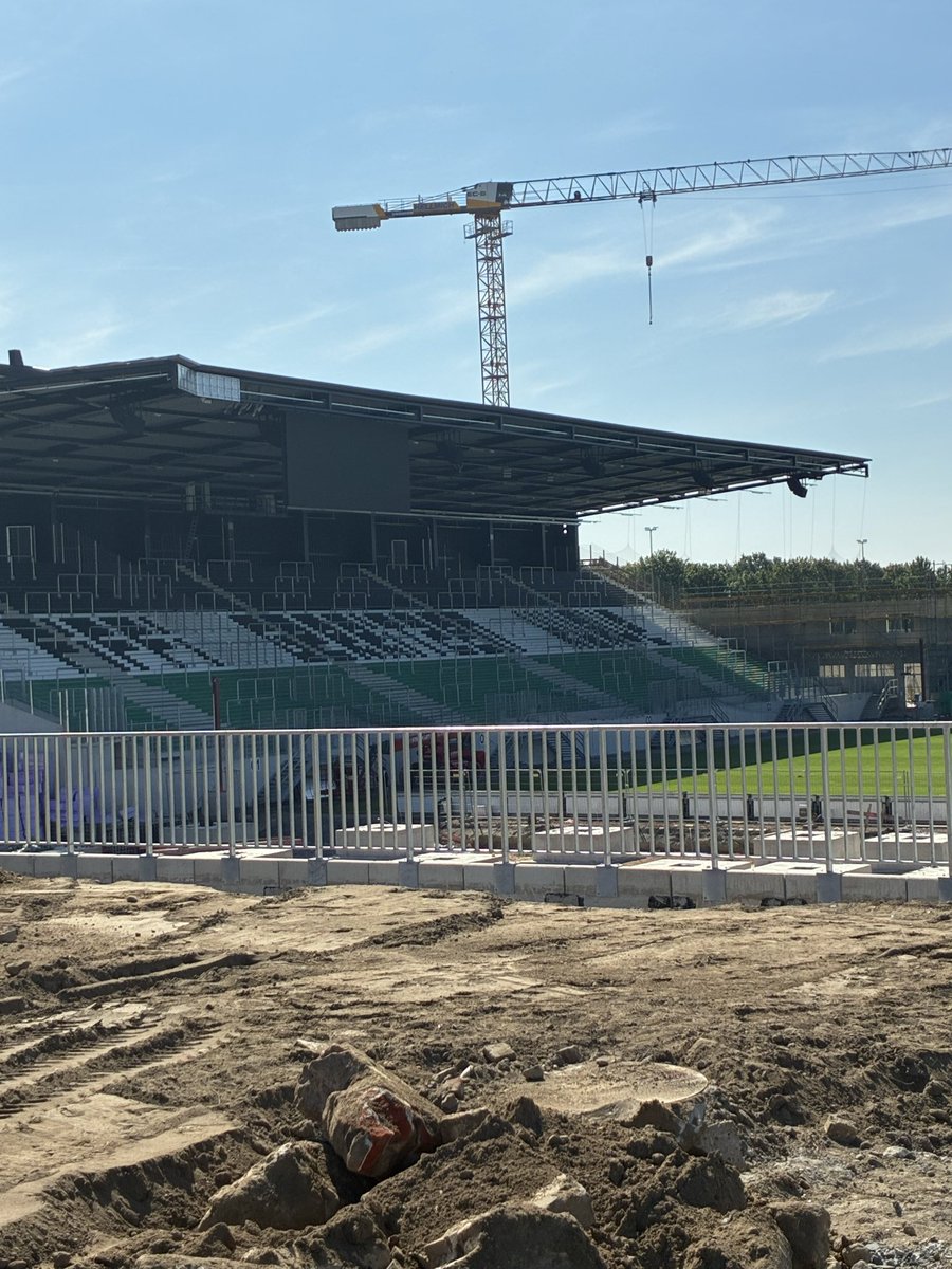 Dirk_vanderMeij's tweet photo. Na het prachtig nieuwe stadion van @SCCambuurLwd speelt @Preussen06 straks in een hernieuwd stadion. Afgelopen seizoen nog gedegradeerd uit de @ZweiteB, maar dit nieuwe onderkomen vraagt om een snelle terugkeer op het tweede niveau. #preussenmünster #münster https://t.co/XkUxaqbv7Z