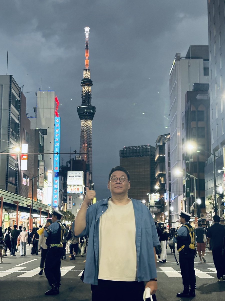 rj_graphics's tweet photo. TOUMAさんの看板の写真を撮るてりィどんと、スカイツリーとワタシ😁
 
てりィとロケジャw
明日のワンフェスでよろしくです✌️✨
 
@terrys_factory 
#東京 #ワンフェス https://t.co/nPZNtnNHrB