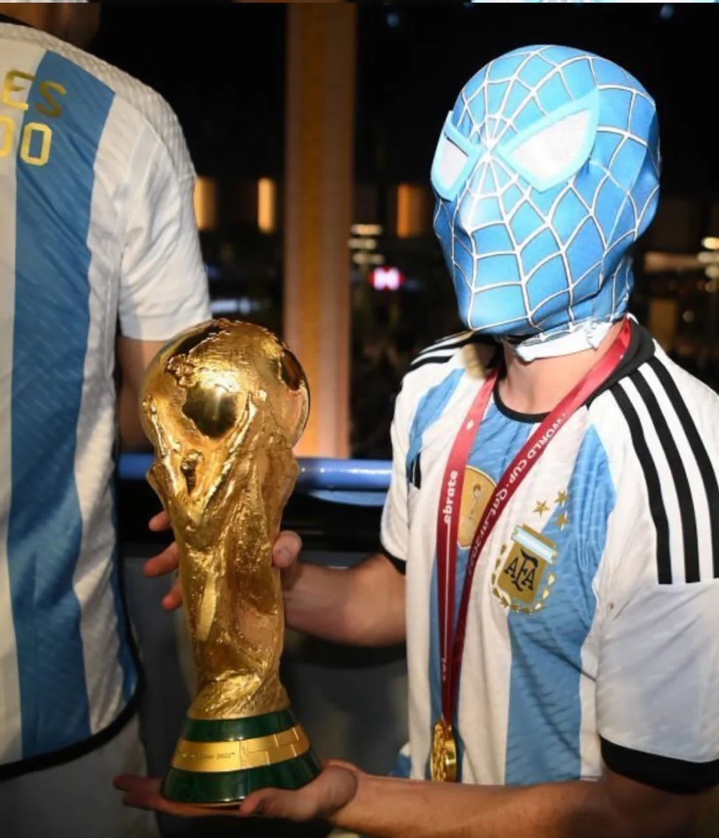 ivyprest's tweet photo. ustedes no saben lo q fue gritar spider boy king of thieves en el eras tour unos meses después de haber salido campeones del mundo JAMAS lo sabrán porque hay uno solo y es argentino https://t.co/769KuSGWPL
