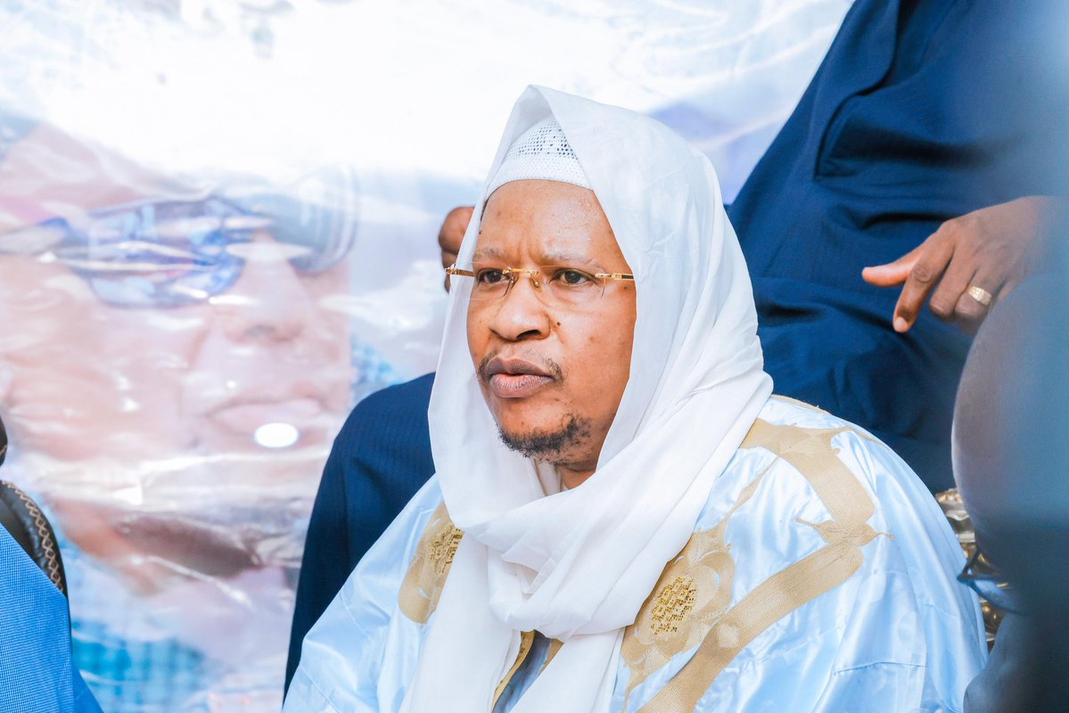 GouvernementSN's tweet photo. Le Premier ministre Ahmadou Al Aminou LO a effectué, ce samedi 25 juillet 2026, une visite de courtoisie chez Thierno Bachir TALL, à Louga. Accompagné du ministre de l’Intérieur et de la Sécurité publique, Mouhamadou Makhtar CISSÉ, le Chef du Gouvernement a été chaleureusement https://t.co/3txqIT2qtl