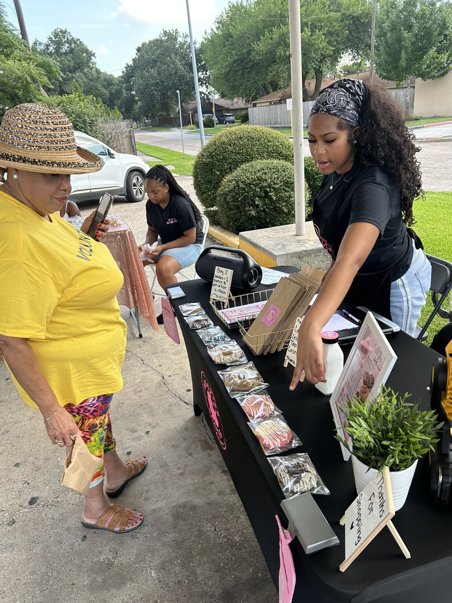 CrockettClan_5's tweet photo. Come see us and support this young boss lady and many more young entrepreneurs at:

📍 5115 FM 1960 Rd E, Humble, TX 10am-2pm TODAY!!!  She has all flavors!today!!!

FREE BACKPACKS AND SCHOOL SUPPLIES WHILE IT LAST!!! 

#YoungEntrepreneur #BrookiesCookies #BossLadyInTraining 🍪💖 https://t.co/BddPM7Jxjq