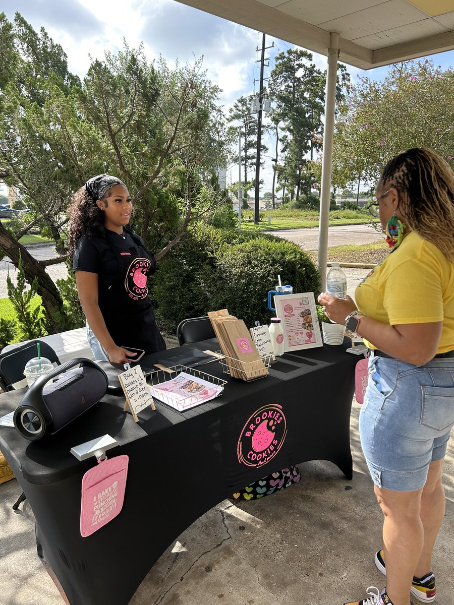 CrockettClan_5's tweet photo. Come see us and support this young boss lady and many more young entrepreneurs at:

📍 5115 FM 1960 Rd E, Humble, TX 10am-2pm TODAY!!!  She has all flavors!today!!!

FREE BACKPACKS AND SCHOOL SUPPLIES WHILE IT LAST!!! 

#YoungEntrepreneur #BrookiesCookies #BossLadyInTraining 🍪💖 https://t.co/BddPM7Jxjq