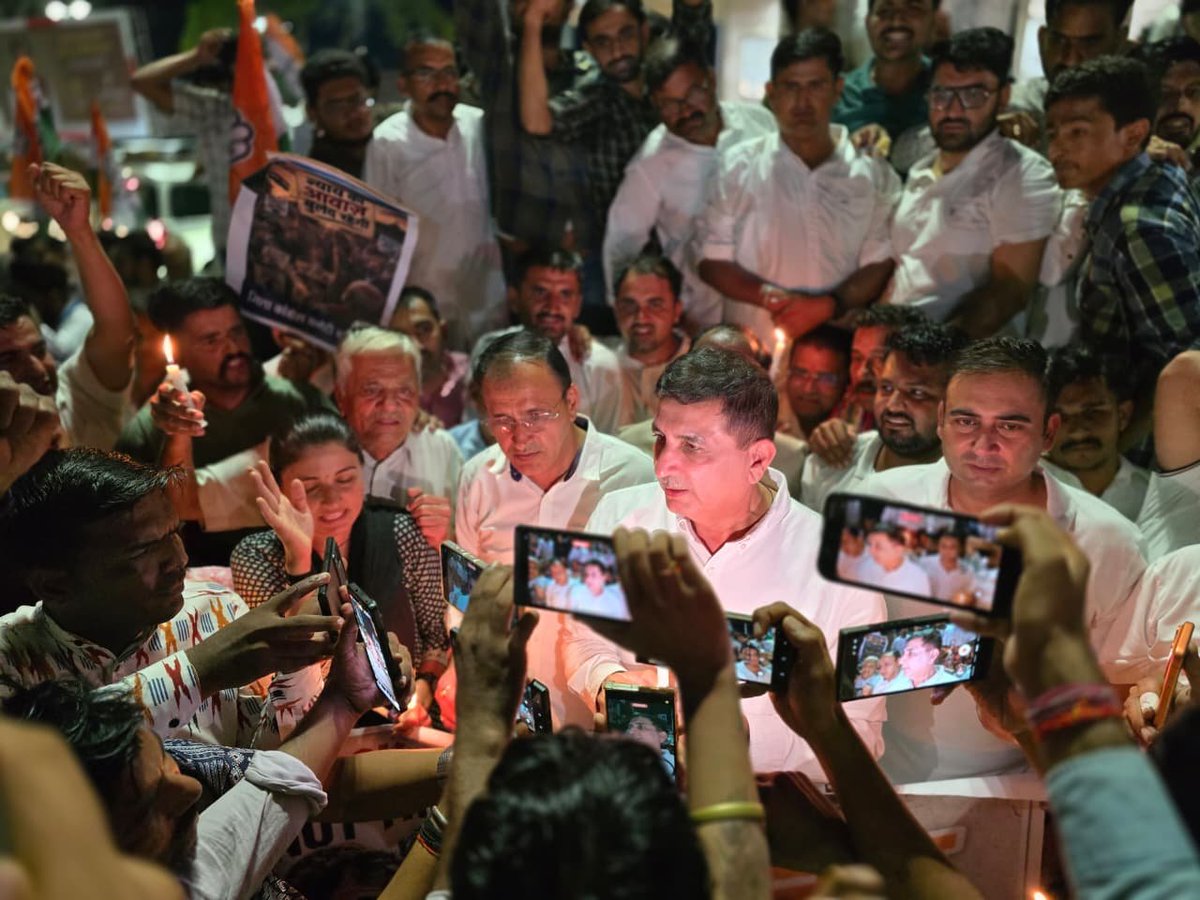 Barmer_Harish's tweet photo. शिक्षा मंत्री धर्मेंद्र प्रधान के इस्तीफे और छात्रों की जीत के उपलक्ष्य में आज बाड़मेर जिला कांग्रेस कमेटी द्वारा "विजय मार्च"आयोजित किया गया।

यह जीत उन लाखों छात्रों और युवाओं के संघर्ष की जीत है, जिन्होंने अपने अधिकारों की आवाज़ बुलंद की। छात्रों की इस लड़ाई को निर्णायक रूप देने का मुख्य श्रेय नेता प्रतिपक्ष श्री @RahulGandhi जी को जाता है, जिन्होंने लगातार इस मुद्दे को सड़क से लेकर संसद तक मजबूती से उठाया और सरकार को जवाबदेह बनाने के लिए निरंतर संघर्ष किया।

@INCIndia
@INCRajasthan