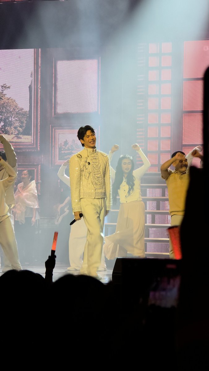 bachiieee_'s tweet photo. Can I just say na lahat ng fits ni Bert for the concert are SOOO GOOD?!  As in every look, sobrang concert ready! Kudos to the styling team 🫶 https://t.co/OPq2SWKsmL