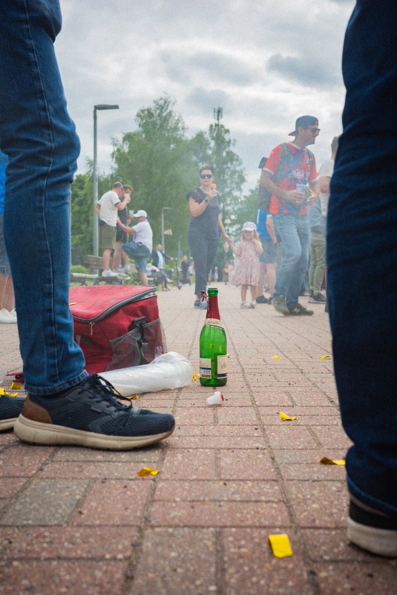 JoeyCorlett's tweet photo. 📸 Less than 7 weeks after winning the Oberliga Nord, Tasmania Berlin kicked off their Regionalliga Nordost season today. Unfortunately they slumped to a 5-1 defeat against Magdeburg II. Some B-Sides from happier times celebrating promotion in Mahlsdorf. #RLNO https://t.co/tTwaRLRU33