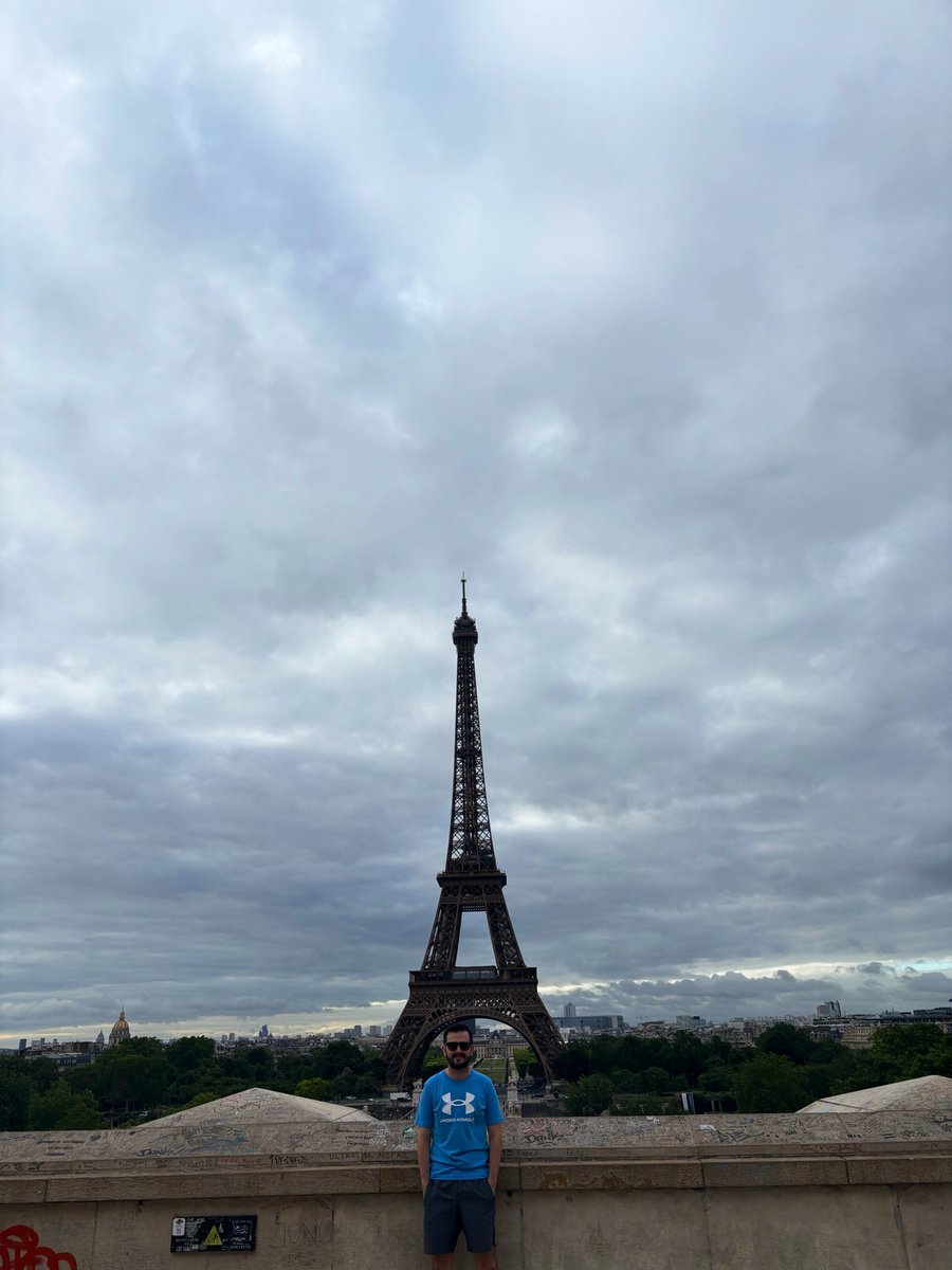 lcManuelF's tweet photo. Lo que se diga de París, malo o bueno, siempre será insuficiente. Es la ciudad que hizo poética la enfermedad de Nerval, que acogió el exilio de Unamuno y en donde Ferguzon, el personaje de Auster, vivió una de sus vidas más entusiastas. https://t.co/Hk6aUEzNkn