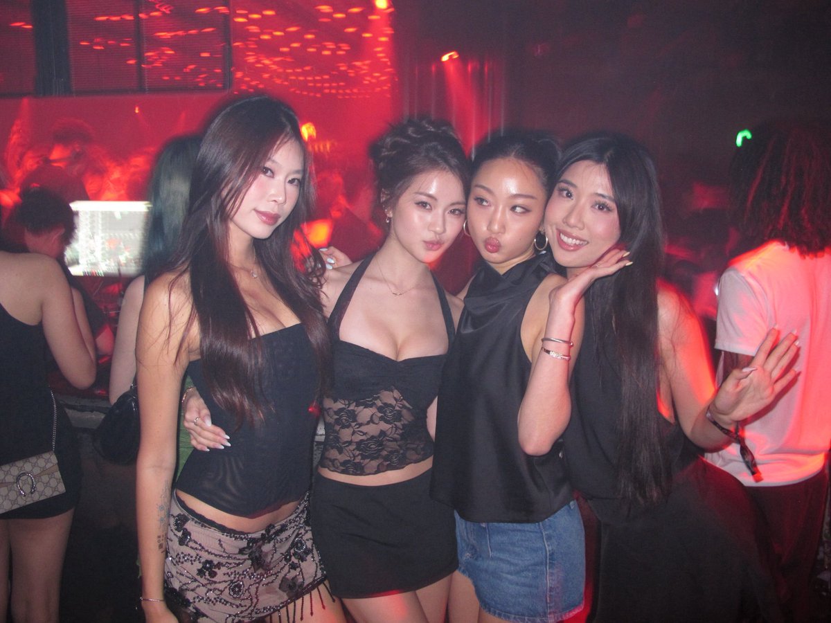 camymeows's tweet photo. shanghai!! 

#friends #shanghai https://t.co/Jtrryv1MKP