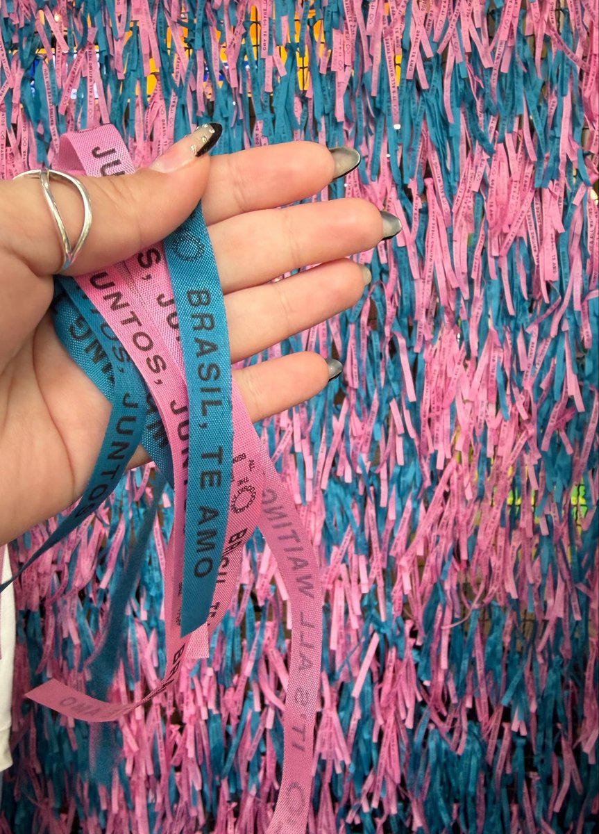 hsdaily's tweet photo. A Bonfim ribbon wall with the messages “It’s all waiting there for you” and “Juntos, Juntos. Brasil, te amo” has been installed today at Top Center Shopping on Av. Paulista in São Paulo (via @harrysbrasil) https://t.co/Bfp1Z3oqe5