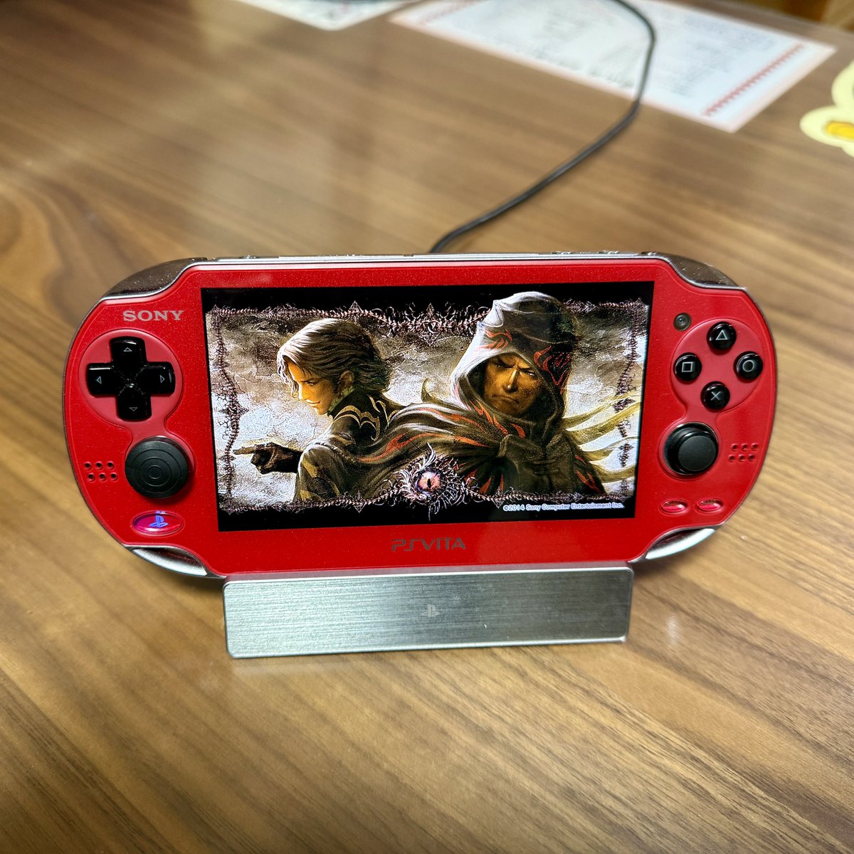 legateru's tweet photo. ふと思い立って
PS VITAを押し入れから引っ張り出した
ソルサクモデルの赤いやつ

最終が2014年となってたので
約12年ぶりの再起動だわ

セーブデータも使え普通に遊べた

VITAはハードとしてかっこいい
やっぱ携帯ゲームはこのサイズだよな
Switch 2はデカすぎて持ち歩かない https://t.co/YMjATs1zLg