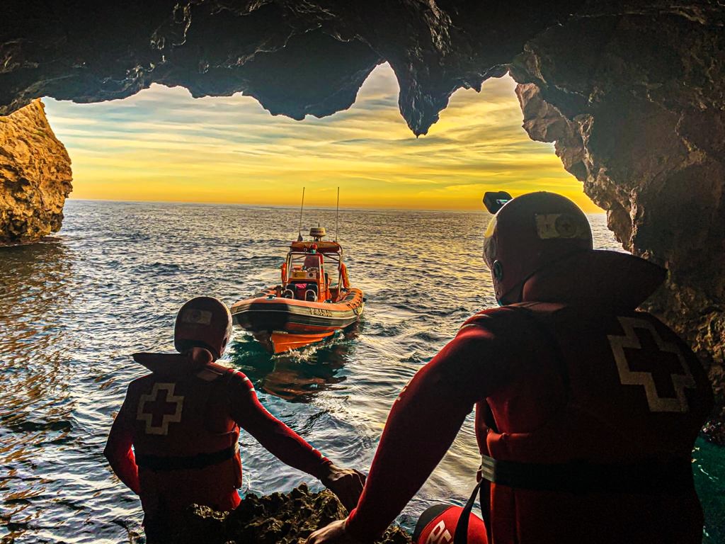 salvamentogob's tweet photo. Poniente, Montgó, Mediterránea, Ariel, Naos, Atlas, Neptuno...
Son las LS, las Lanchas de Salvamento de @CruzRojaEsp y no han parado en todo este verano de  auxiliar en mar, playas y costas... desde el rescate de personas al remolque de embarcaciones.
Gracias por estar ahí!!!
Salvamento Marítimo y Cruz Roja mantienen un Convenio de Cooperación por el que #CruzRoja gestiona 44 embarcaciones de salvamento ligeras, algunas tienen titularidad de @salvamentogob y otras de CruzRoja.
Su bajo calado las hace especialmente adecuadas para operaciones en costas y playas.