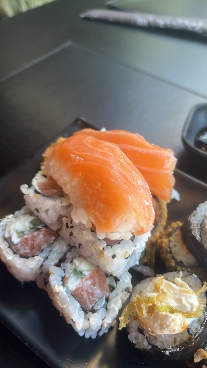 Dullius_lary's tweet photo. Sushi é vidaaaa❤️❤️ só assim para me alegrar depois da semana merda que o Ferran me deu PQP https://t.co/SNLKkRni9Z