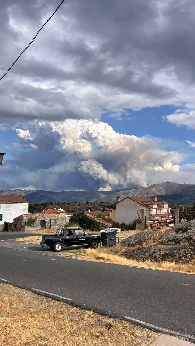 Gredos_'s tweet photo. 🌤️@MeteoAvila2 ⏰18:45h Vista del #IFBurgohondo desde Navatalgordo (Carretera de Navaquesera) #Ávila https://t.co/6skZk8LLpD

Más info: https://t.co/OgqLdpVdgr