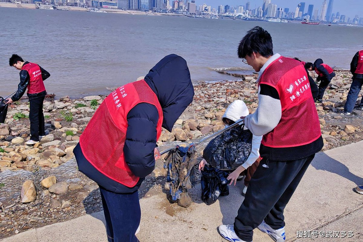 Apriliaf_'s tweet photo. Join our campus eco-club this Wednesday for a beach clean-up! Gloves, bags and snacks provided. Let’s protect our shoreline together https://t.co/Og8XUGGu9r