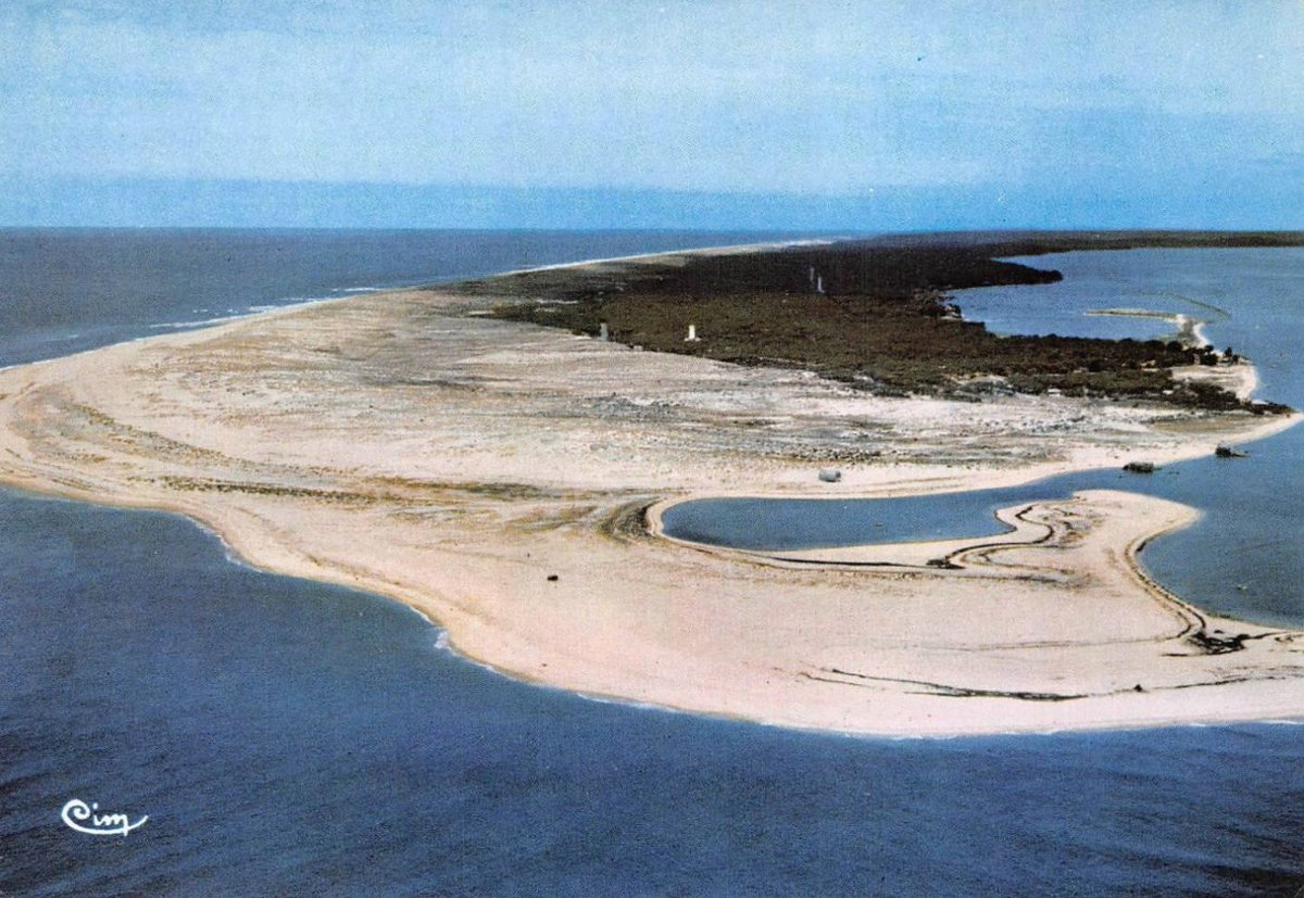 Memoire2cite's tweet photo. 33 GIRONDE Cap Ferret 1960s La Pointe du Cap Ferret A droite le Bassin d'Arcachon (commune de Lège-Cap-Ferret) https://t.co/GbvOeevbeJ