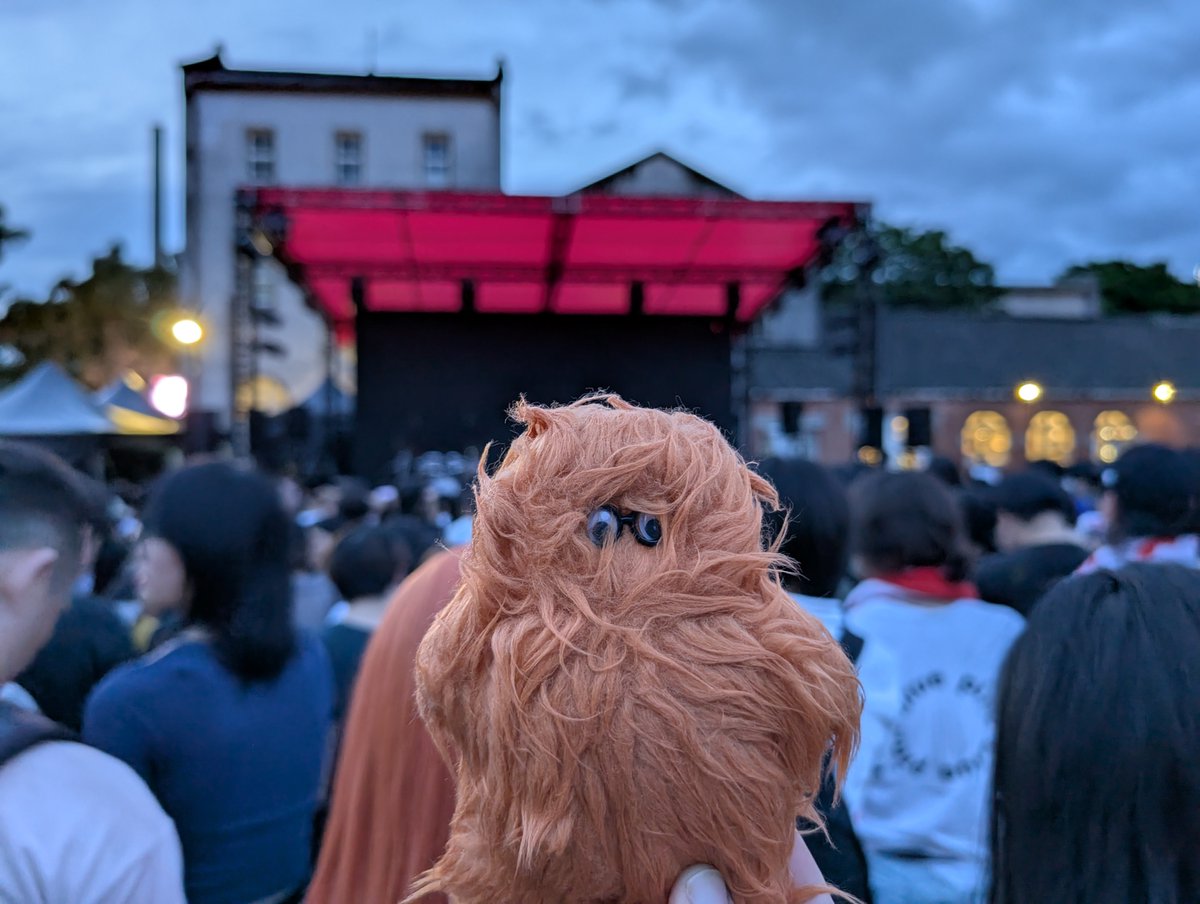 BearTaipei's tweet photo. 台北の華山でAKASAKIのフリーライブ待機中！Little Punkも一緒にお利口さんに待ってます。ライブ���しみすぎる！#AKASAKI #トンチンカン #Taiwan #vaundy #Taipei https://t.co/TGMRF4ySyL