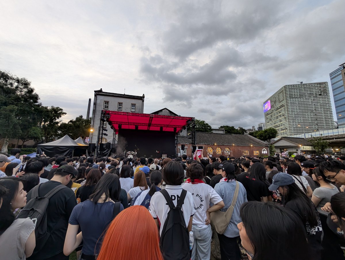 BearTaipei's tweet photo. 台北の華山でAKASAKIのフリーライブ待機中！Little Punkも一緒にお利口さんに待ってます。ライブ���しみすぎる！#AKASAKI #トンチンカン #Taiwan #vaundy #Taipei https://t.co/TGMRF4ySyL