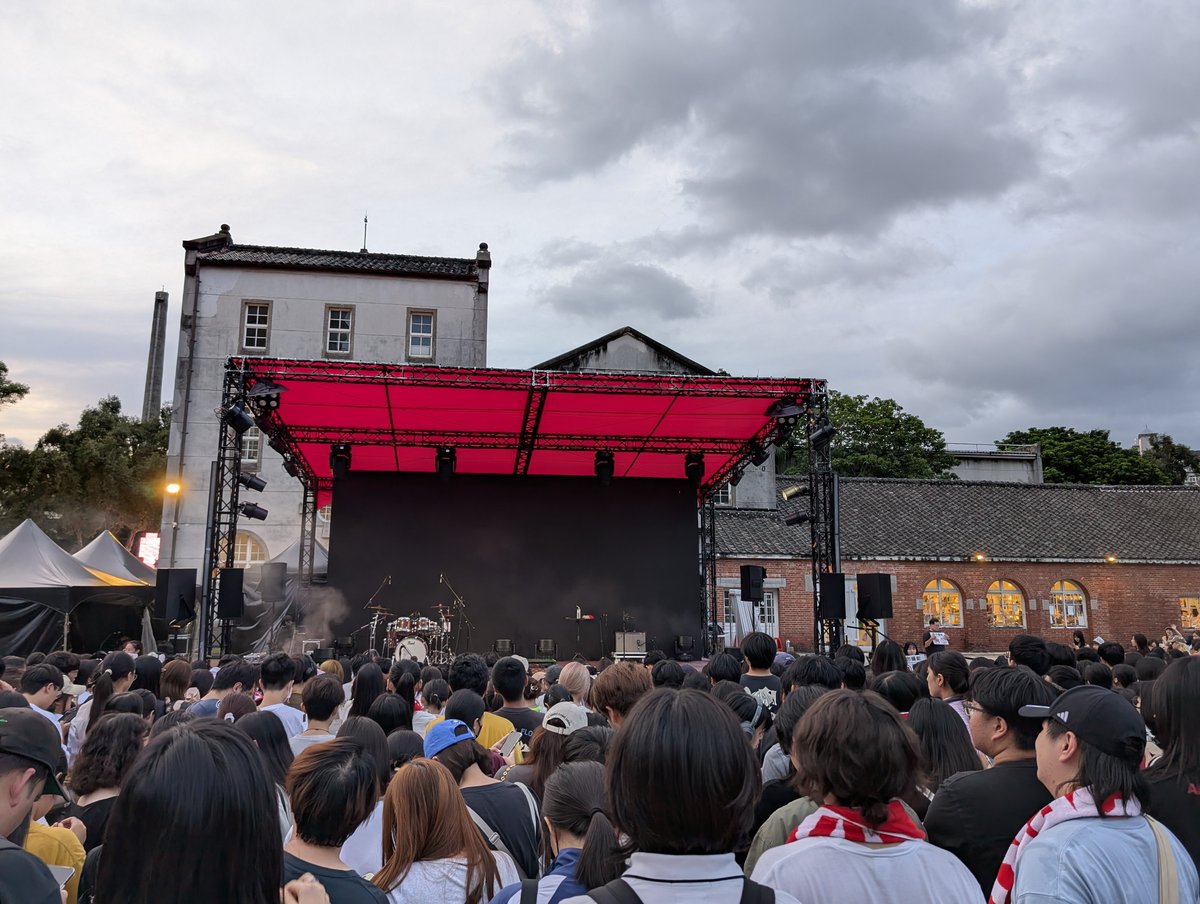 BearTaipei's tweet photo. 台北の華山でAKASAKIのフリーライブ待機中！Little Punkも一緒にお利口さんに待ってます。ライブ���しみすぎる！#AKASAKI #トンチンカン #Taiwan #vaundy #Taipei https://t.co/TGMRF4ySyL