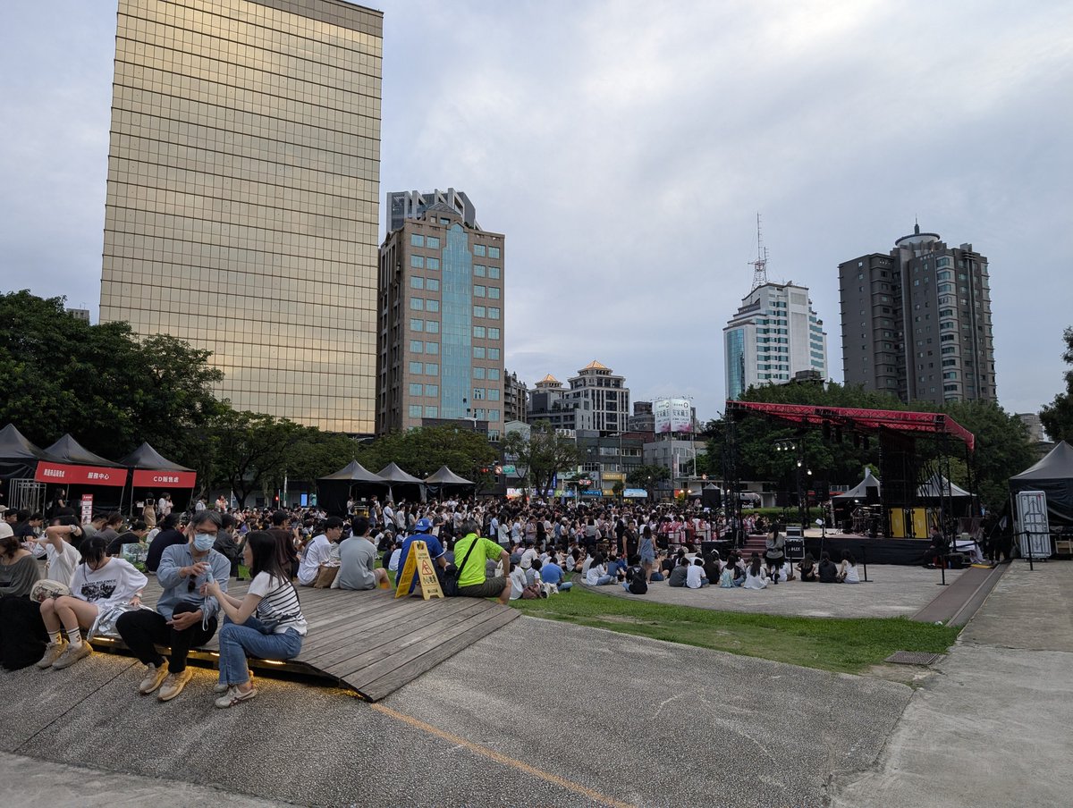 BearTaipei's tweet photo. 台北の華山でAKASAKIのフリーライブ待機中！Little Punkも一緒にお利口さんに待ってます。ライブ���しみすぎる！#AKASAKI #トンチンカン #Taiwan #vaundy #Taipei https://t.co/TGMRF4ySyL