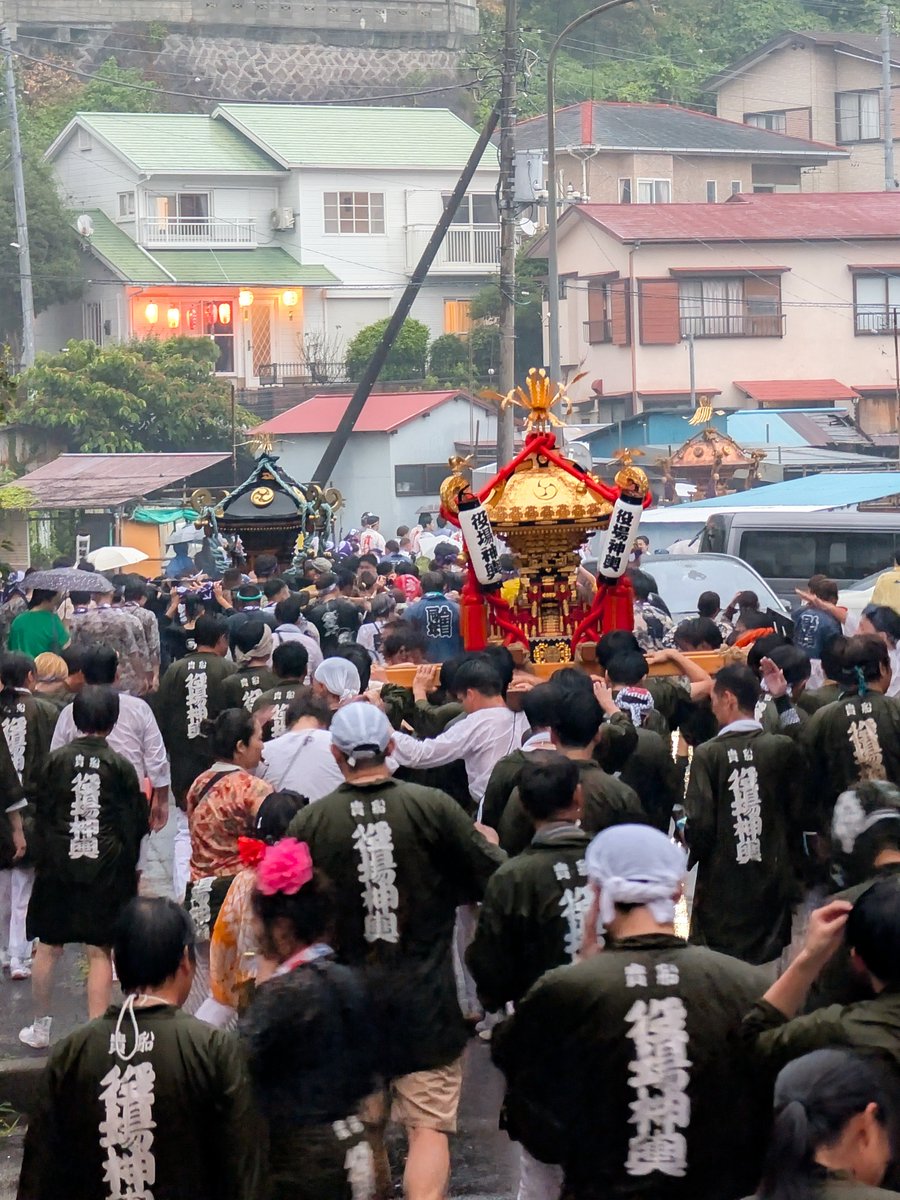 cai_ring222's tweet photo. お神輿も熱気に溢れていて素晴らしいお祭りでした👏豪雨に見舞われるし､電車は止まるしで大変でしたが来て良かった✨
真鶴貴船まつり🏮

やっと東海道線が動き間もなく小田原､､､
横浜に着くのは何時でしょ？🥱 https://t.co/h2Cub5lWj2