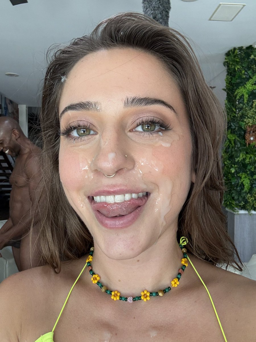 sexyy_sadie's tweet photo. Face painting with @Donsudanxx 
We 💜 arts and crafts. https://t.co/LJzLkBxFfK
