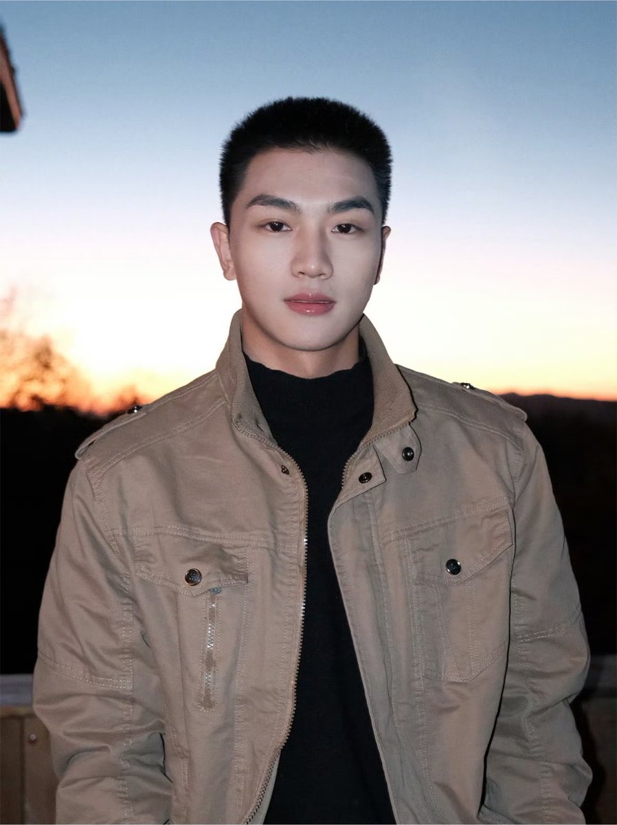 CdramaLover016's tweet photo. Someone said Changyang is a doormat and I have to disagree. 

He understands that Qinglang is emotional, self-sacrificing, and sometimes needs space. Both times there was conflict, Changyang gave him that space instead of forcing a resolution, and he came back when Qinglang was ready. That’s patience and emotional maturity, not weakness.

Changyang never grovels or begs. He chooses to pursue the person he loves because that’s who he is, not because he has no self-worth. He enjoys chasing Qinglang, but chasing someone you love is not the same as being a doormat. His devotion is a choice, and it’s grounded in self-respect.

Also, Qinglang loves Changyang deeply. Don’t mistake him pushing Changyang away as proof that he doesn’t. His actions weren’t driven by a lack of love, but the opposite. 

#AWinterSunWakestheWindinSpringHillsDream