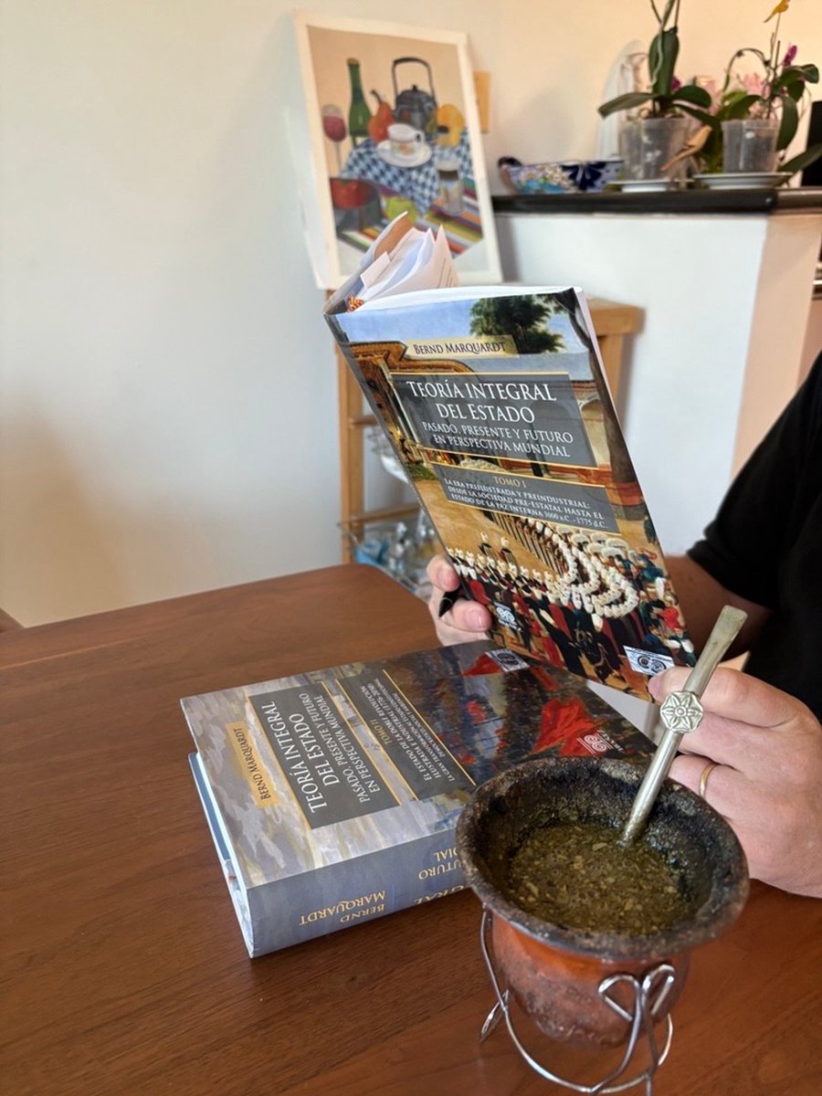GerardoMunck's tweet photo. El Estado en el mundo

He estado leyendo la "Teoría Integral del Estado" de Bernd Marquardt sin parar desde que lo compré hace una semana. Voy por el capítulo 6 del Tomo I sobre Asia y Africa del Norte.

Contenidos Tomo I: https://t.co/zLIM0pp8l6

Tomo II: https://t.co/s4hg5jg0Ys https://t.co/nyRR6AaViD