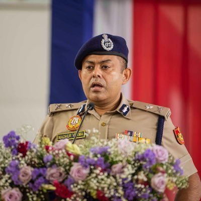 Chandan30658665's tweet photo. दिल्ली पुलिस के स्पेशल स्टाफ, सेंट्रल डिस्ट्रिक्ट द्वारा वांछित एवं आदतन अपराधी गौरव @ किशन नाथ की गिरफ्तारी एक अत्यंत साहसिक, पेशेवर एवं उत्कृष्ट पुलिस कार्रवाई का परिचायक है। गुप्त सूचना, तकनीकी एवं मैनुअल सर्विलांस के प्रभावी समन्वय तथा त्वरित रणनीतिक कार्रवाई के माध्यम से हत्या के प्रयास के मामले में वांछित आरोपी को मैराथन पीछा कर गिरफ्तार करना सराहनीय उपलब्धि है।

माननीय संयुक्त पुलिस आयुक्त (सेंट्रल रेंज) श्री मधुर वर्मा, IPS, के कुशल मार्गदर्शन, पुलिस उपायुक्त (सेंट्रल डिस्ट्रिक्ट) श्री रोहित राजबीर सिंह, IPS, के प्रभावी नेतृत्व तथा ACP/Operations श्री पदम सिंह राणा के कुशल पर्यवेक्षण में इंस्पेक्टर संदीप यादव, प्रभारी स्पेशल स्टाफ, एवं उनकी समर्पित टीम ने असाधारण साहस, उत्कृष्ट टीमवर्क, उच्चस्तरीय पेशेवर दक्षता और अपराध नियंत्रण के प्रति अपनी अटूट प्रतिबद्धता का परिचय दिया है।

यह सफलता न केवल हत्या के प्रयास के एक महत्वपूर्ण मामले के सफल अनावरण का प्रमाण है, बल्कि कानून से बचने का प्रयास करने वाले आदतन अपराधियों के विरुद्ध दिल्ली पुलिस की शून्य-सहनशीलता (Zero Tolerance) नीति, सतर्कता, सटीक खुफिया तंत्र और प्रभावी पुलिसिंग का भी उत्कृष्ट उदाहरण है।

इस उल्लेखनीय उपलब्धि के लिए पूरी स्पेशल स्टाफ टीम एवं सभी अधिकारियों को हार्दिक बधाई एवं शुभकामनाएँ। आपकी निष्ठा, साहस और कर्तव्यपरायणता जनसुरक्षा के प्रति दिल्ली पुलिस की अटूट प्रतिबद्धता को और अधिक सशक्त बनाती है। जय हिन्द।
@DelhiPolice @CPDelhi @SrivastvaDevesh @IPSMadhurVerma @JtCP_CR @DCPCentralDelhi