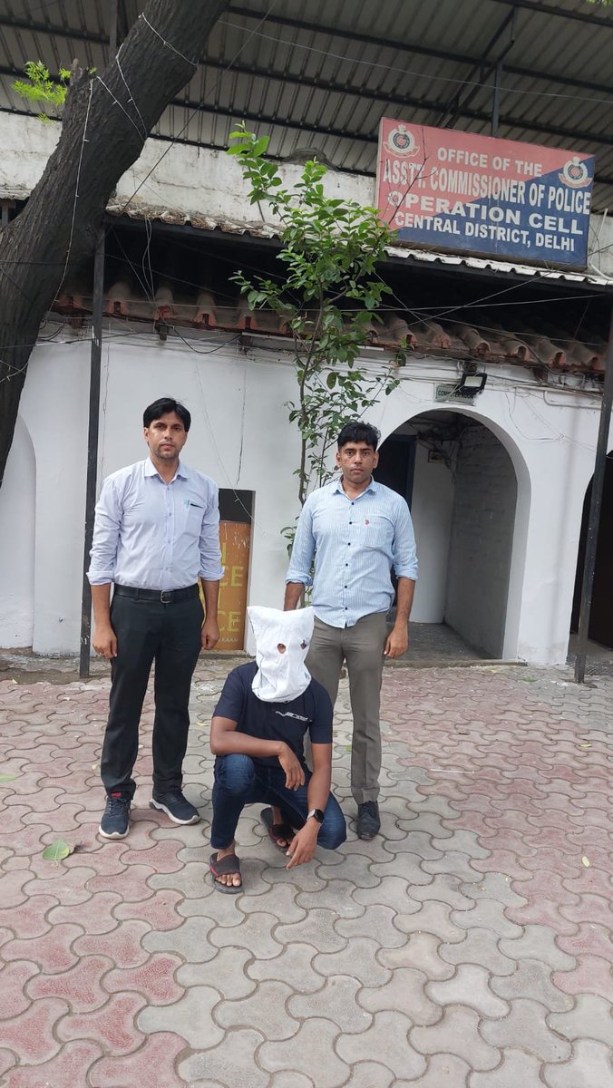 Chandan30658665's tweet photo. दिल्ली पुलिस के स्पेशल स्टाफ, सेंट्रल डिस्ट्रिक्ट द्वारा वांछित एवं आदतन अपराधी गौरव @ किशन नाथ की गिरफ्तारी एक अत्यंत साहसिक, पेशेवर एवं उत्कृष्ट पुलिस कार्रवाई का परिचायक है। गुप्त सूचना, तकनीकी एवं मैनुअल सर्विलांस के प्रभावी समन्वय तथा त्वरित रणनीतिक कार्रवाई के माध्यम से हत्या के प्रयास के मामले में वांछित आरोपी को मैराथन पीछा कर गिरफ्तार करना सराहनीय उपलब्धि है।

माननीय संयुक्त पुलिस आयुक्त (सेंट्रल रेंज) श्री मधुर वर्मा, IPS, के कुशल मार्गदर्शन, पुलिस उपायुक्त (सेंट्रल डिस्ट्रिक्ट) श्री रोहित राजबीर सिंह, IPS, के प्रभावी नेतृत्व तथा ACP/Operations श्री पदम सिंह राणा के कुशल पर्यवेक्षण में इंस्पेक्टर संदीप यादव, प्रभारी स्पेशल स्टाफ, एवं उनकी समर्पित टीम ने असाधारण साहस, उत्कृष्ट टीमवर्क, उच्चस्तरीय पेशेवर दक्षता और अपराध नियंत्रण के प्रति अपनी अटूट प्रतिबद्धता का परिचय दिया है।

यह सफलता न केवल हत्या के प्रयास के एक महत्वपूर्ण मामले के सफल अनावरण का प्रमाण है, बल्कि कानून से बचने का प्रयास करने वाले आदतन अपराधियों के विरुद्ध दिल्ली पुलिस की शून्य-सहनशीलता (Zero Tolerance) नीति, सतर्कता, सटीक खुफिया तंत्र और प्रभावी पुलिसिंग का भी उत्कृष्ट उदाहरण है।

इस उल्लेखनीय उपलब्धि के लिए पूरी स्पेशल स्टाफ टीम एवं सभी अधिकारियों को हार्दिक बधाई एवं शुभकामनाएँ। आपकी निष्ठा, साहस और कर्तव्यपरायणता जनसुरक्षा के प्रति दिल्ली पुलिस की अटूट प्रतिबद्धता को और अधिक सशक्त बनाती है। जय हिन्द।
@DelhiPolice @CPDelhi @SrivastvaDevesh @IPSMadhurVerma @JtCP_CR @DCPCentralDelhi