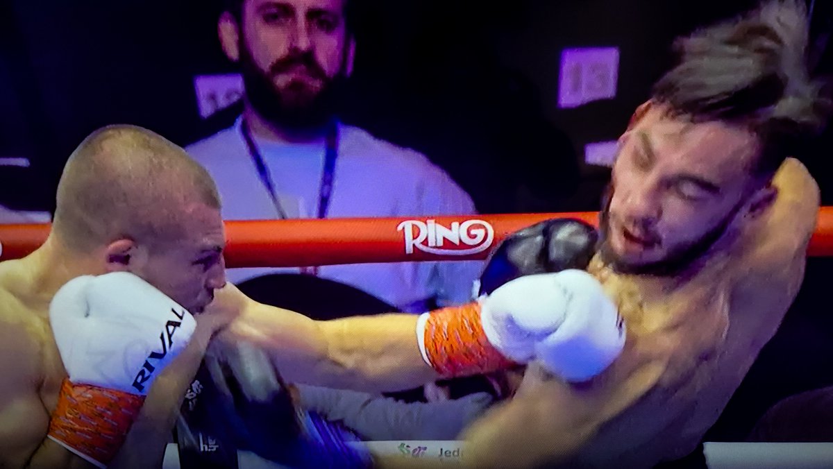 Shuttlepen's tweet photo. A hard left from Khyzhniak sent Patrach to the canvas. https://t.co/2xCIfNUGmq