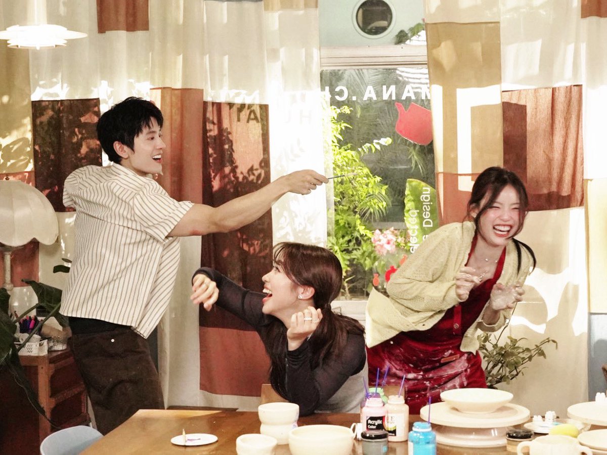 VelvetSky184278's tweet photo. ชอบรูปนี้มากกก ถึงจะเป็นฉากตอนถ่ายก็เถอะดูมาเบลขำดิปล่อยจอยมากกก ไม่ห่วงสวยเลยหัวเราะจนตาปิดฟีลแบบอยู่กับคนนี้แล้วเซพโซนอะ ☺️ https://t.co/N4Tj2HjiFy