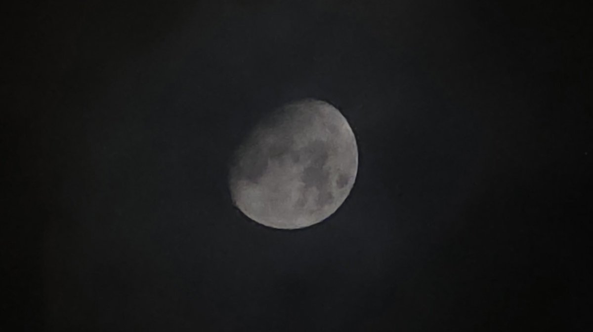NutTo_NK's tweet photo. คืนนี้เมฆมาก แต่ก็หาจังหวะถ่ายมาได้🌫🌔🕚 https://t.co/LGouc3FtwP