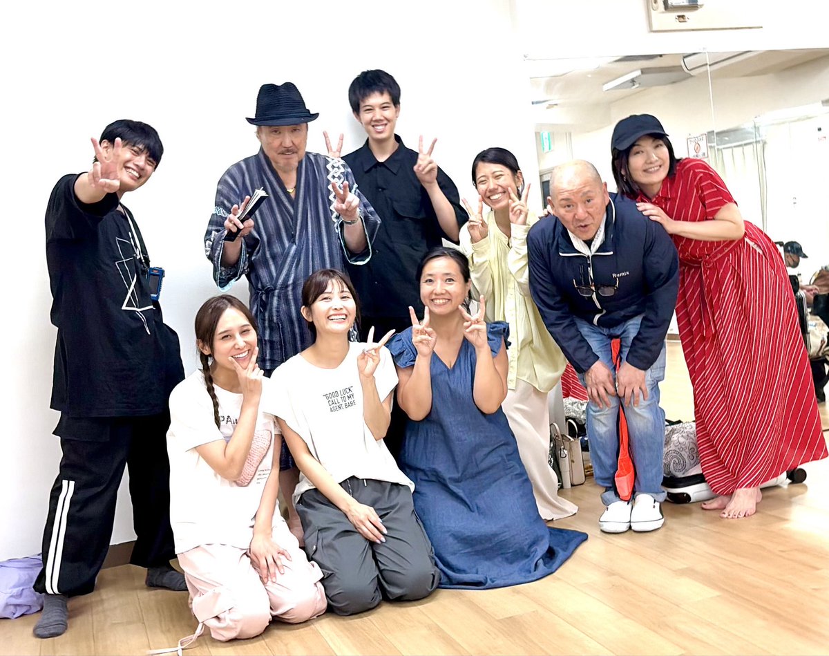 kamiishishimai's tweet photo. 笑顔溢れる稽古場です！😊

#エアポートより愛を込めて
#上石姉妹
#大塚ドリームシアター https://t.co/Vgj053cegz