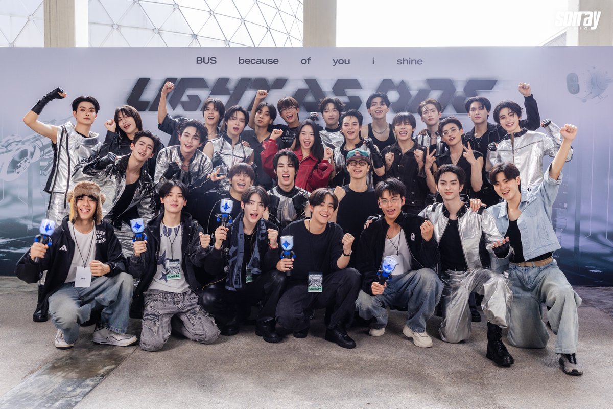 sonraymusic's tweet photo. ยินดีกับคอนเสิร์ต #BUS_LIGHTASONE คอนเสิร์ตใหญ่ปีที่ 2 ของ @BUS_SONRAY  พวกเราขอให้ #BUSbecauseofyouishine เป็นที่รักของทุกคนแบบนี้ตลอดไปนะคับ 👊🏻💙✨

#BUS_LIGHTASONE_D2 
#DICE_SONRAY
#9214KIDS 
#YUWATANABE 
#SONRAYMUSIC https://t.co/PHRDL2oraC