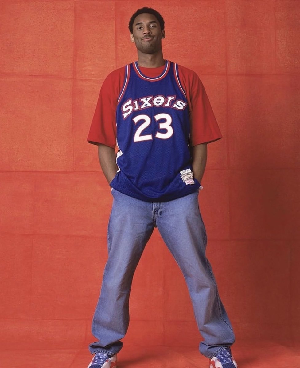 tayeeezy's tweet photo. Kobe rocking a LeBron Sixers jersey https://t.co/YiJxShStUg