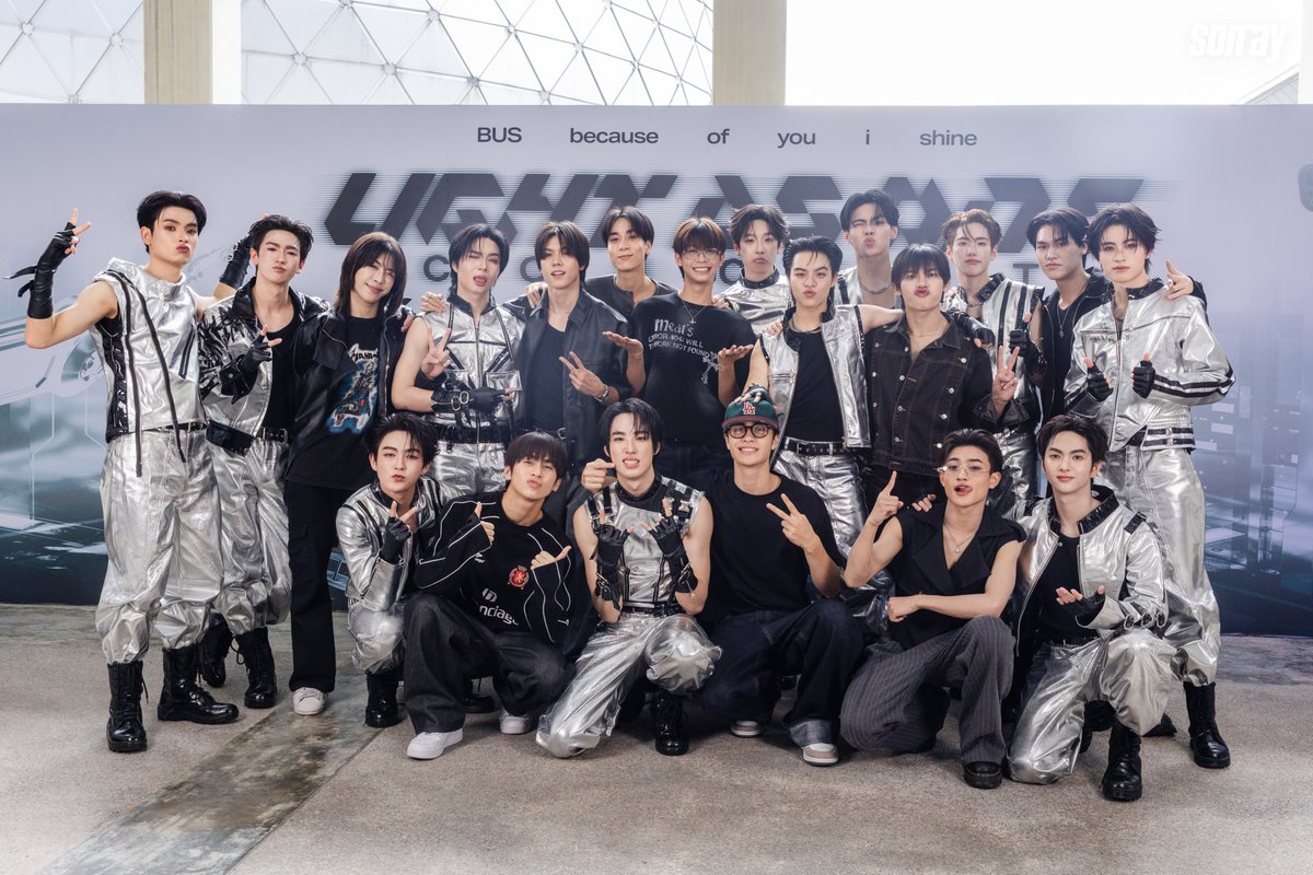 sonraymusic's tweet photo. ยินดีกับคอนเสิร์ต #BUS_LIGHTASONE คอนเสิร์ตใหญ่ปีที่ 2 ของ @BUS_SONRAY  พวกเราขอให้ #BUSbecauseofyouishine เป็นที่รักของทุกคนแบบนี้ตลอดไปนะคับ 👊🏻💙✨

#BUS_LIGHTASONE_D2 
#DICE_SONRAY
#9214KIDS 
#YUWATANABE 
#SONRAYMUSIC https://t.co/PHRDL2oraC