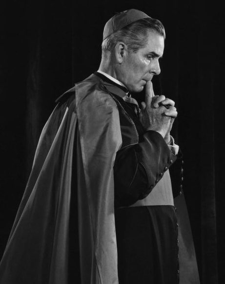 chadpostolico's tweet photo. ''El falso profeta tendrá una religión sin cruz.

Una religión sin un mundo futuro.

Una religión para destruir las religiones.

Habrá una falsa Iglesia.

La Iglesia será una; y la falsa Iglesia será otra.

La falsa Iglesia será mundana, ecuménica y global.

Será una federación de iglesias y religiones que vaciará el contenido divino de la fe.

Será un cuerpo místico del Anticristo que, en todos los aspectos externos, se parecerá al Cuerpo Místico de Cristo.''

- Venerable Arzobispo Fulton J. Sheen.