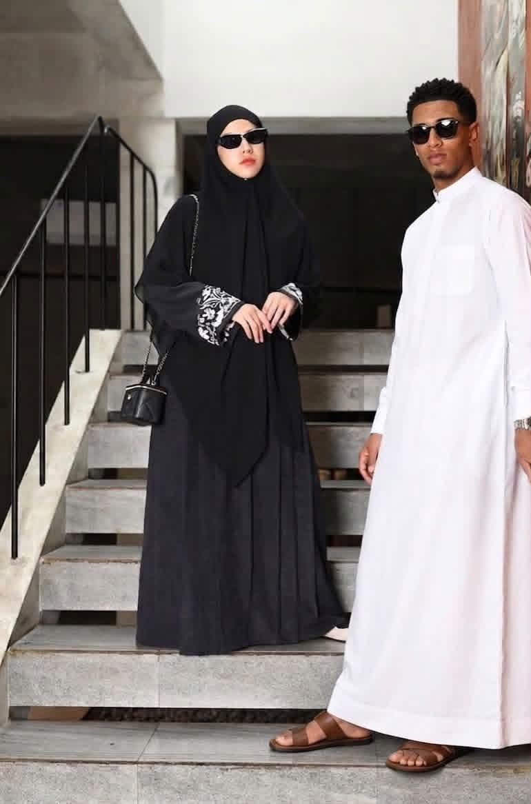 999o7i's tweet photo. Natasha Rizky niat nikah November atau Desember ini katanya pas udah viral pengen jodohnya Jude Bellingham. 

Gmn ya klo ada ayah baru trio strong selain Desta. 

Smoga keinginannya qobul ya Caca, dpet imam yg terbaik. https://t.co/c6AzxL3ECb