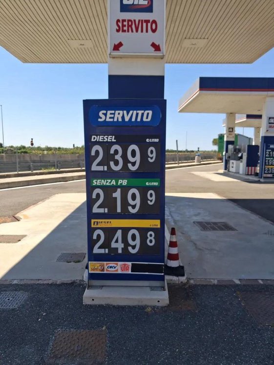 giuseppeiuliano's tweet photo. Poiché non è giustificato dalla quotazione del petrolio, il prezzo così alto dei carburanti che c’è ai distributori da due settimane ci fa capire che siamo sull’orlo del fallimento e il governo vuole arrivare alle elezioni con accise e iva extra. #Meloni https://t.co/8NK6sxPwOV