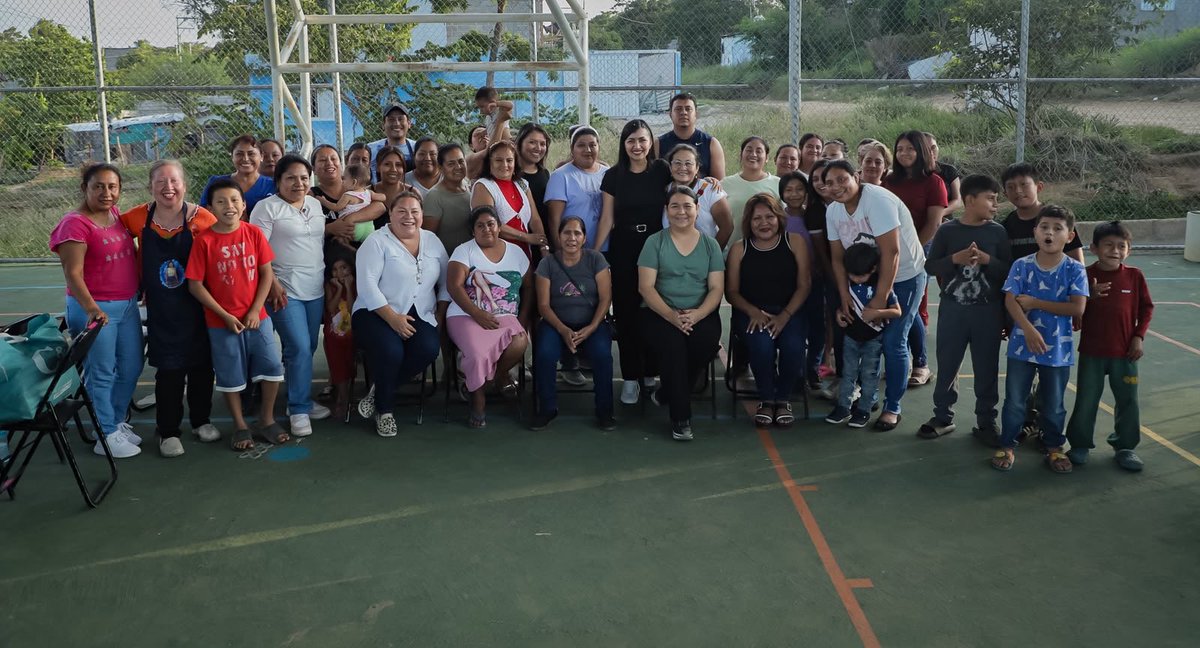 emmaoranteso's tweet photo. No hay reconocimiento más valioso que el cariño sincero de la gente. 🌺
Gracias por abrirme las puertas de su comunidad y, sobre todo, de su corazón. Sigamos adelante, trabajando con cercanía, compromiso y mucho amor por Tuxtla. 💜
#SeguimosAdelante #Tuxtla #EmmaOrantes https://t.co/D36lcSlxx5