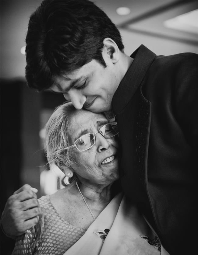 Dearme2_'s tweet photo. Hugging your Mom is one of the best moments ever. https://t.co/rZ3FMxcz4w
