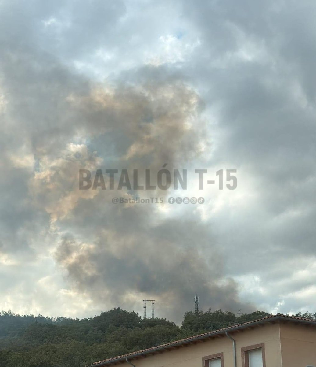 Batallont15's tweet photo. #Cáceres | Declarado un incendio forestal en Cuacos de Yuste; #IFCuacosDeYuste.
Movilizados #BomberosForestales del #PlanINFOEX. https://t.co/Vaz6qeDxTH