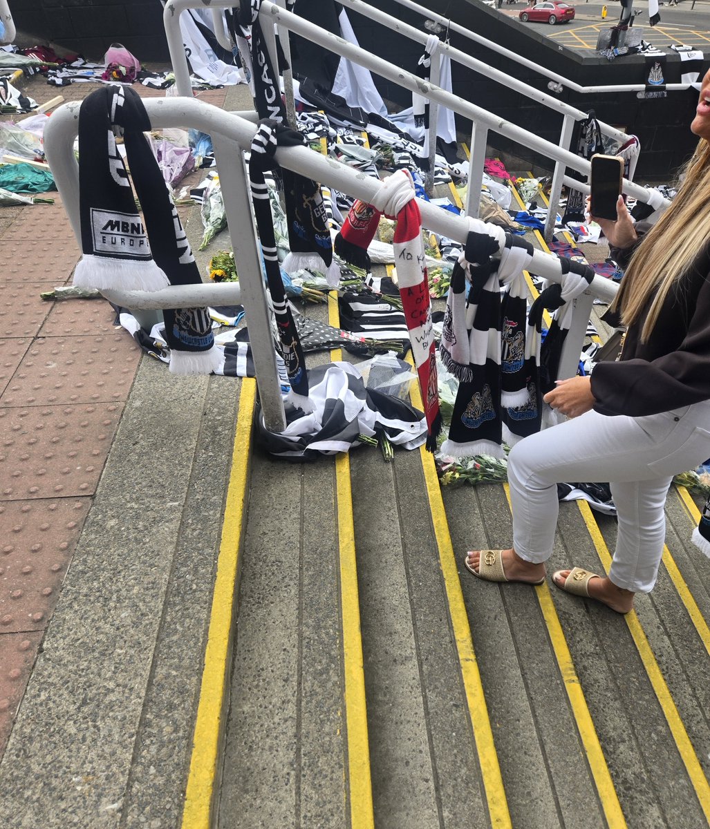 csmudge86's tweet photo. Had a trip the SJP today to pay my respects. Something are just bigger than football #SAFC #NUFC #Kingkev https://t.co/BJnjYvoVZg