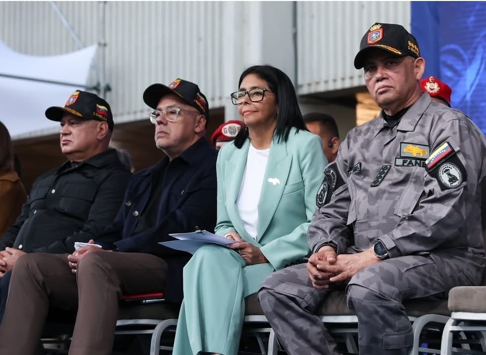 maibortpetit's tweet photo. ¿Cómo estará la situación del país cuando los que están en los cargos institucionales no tienen currículum, sino expedientes dentro y fuera de Venezuela? Y son ellos quienes deciden qué militares ascienden para que repriman y actúen protegiéndolos, no al país. Ahora buscan resguardarse no solo de una mayoría opositora, sino también de una parte de la izquierda que ya no los quiere.