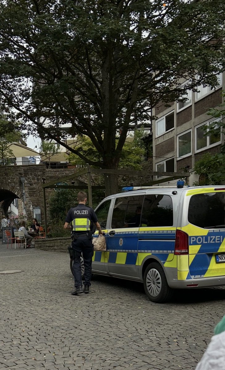 contrastado's tweet photo. La amabilidad de la Policía en Alemania me ha sorprendido muy gratamente.
Incluso facilitándote tu trabajo en todo momento y ayudándote en todo lo necesario para poder realizarlo.
Si en Düsseldorf y Colonia estuvieron súper amables, en Mulheim, estuvieron de 10
Que aproveche!!😋 https://t.co/7zbDEQRU2W