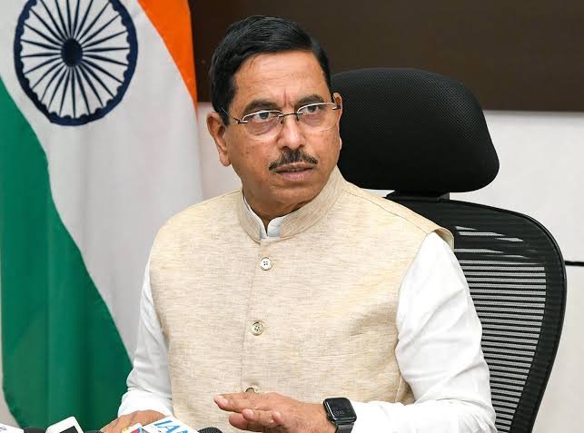 Politics69_'s tweet photo. Pralhad Joshi Naye Taleem Ke Wazir Ban Gaye Hai

Wo Pichle 36 Saalon Se RSS Ke Sakht Wafadar Rahe Hai

Ye Liberal Logon Ke Liye Sab Se Bada Jhatka Sabit Ho Sakta Hai. 

Pralhad Joshi Karnataka Se Talluq Rakhne Wale Ek Senior Bharatiya Siyasatdan Aur BJP Ke Leader Hain. 

Wo 2004 Se Dharwad Lok Sabha Halqe Ki Numaindagi Kar Rahe Hain Aur Markazi Hukumat Mein Mukhtalif Wazaraton Ki Zimmedariyan Bhi Nibha Chuke Hai.

Ek Or Sanghi 🤥 #Jantarmantar #india #RSS